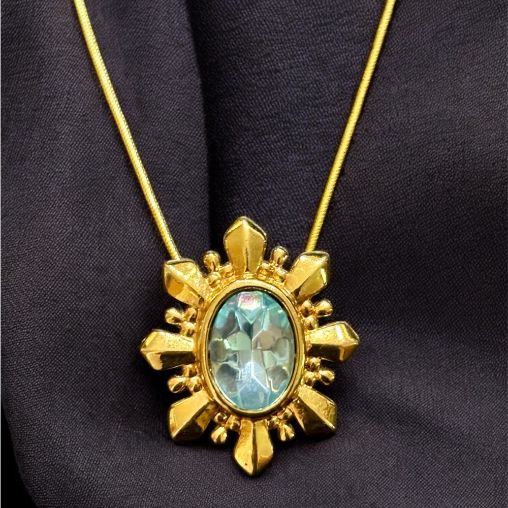 💥2/$24 or 3/$30💥 Vintage Gold and Blue Pendant Necklace